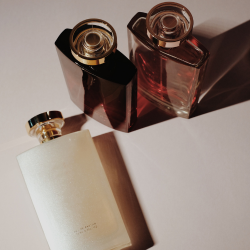 Unisex perfumes blend versatile notes that transcend gender, offering a harmonious balance of freshness, warmth, and sophistication. Perfect for anyone, anytime.